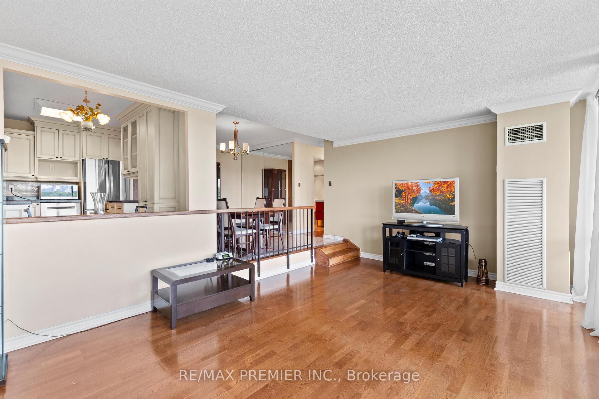 Photo 11 of Unit 711, 240 Scarlett Road, Toronto, Rockcliffe-Smythe — HOMEH