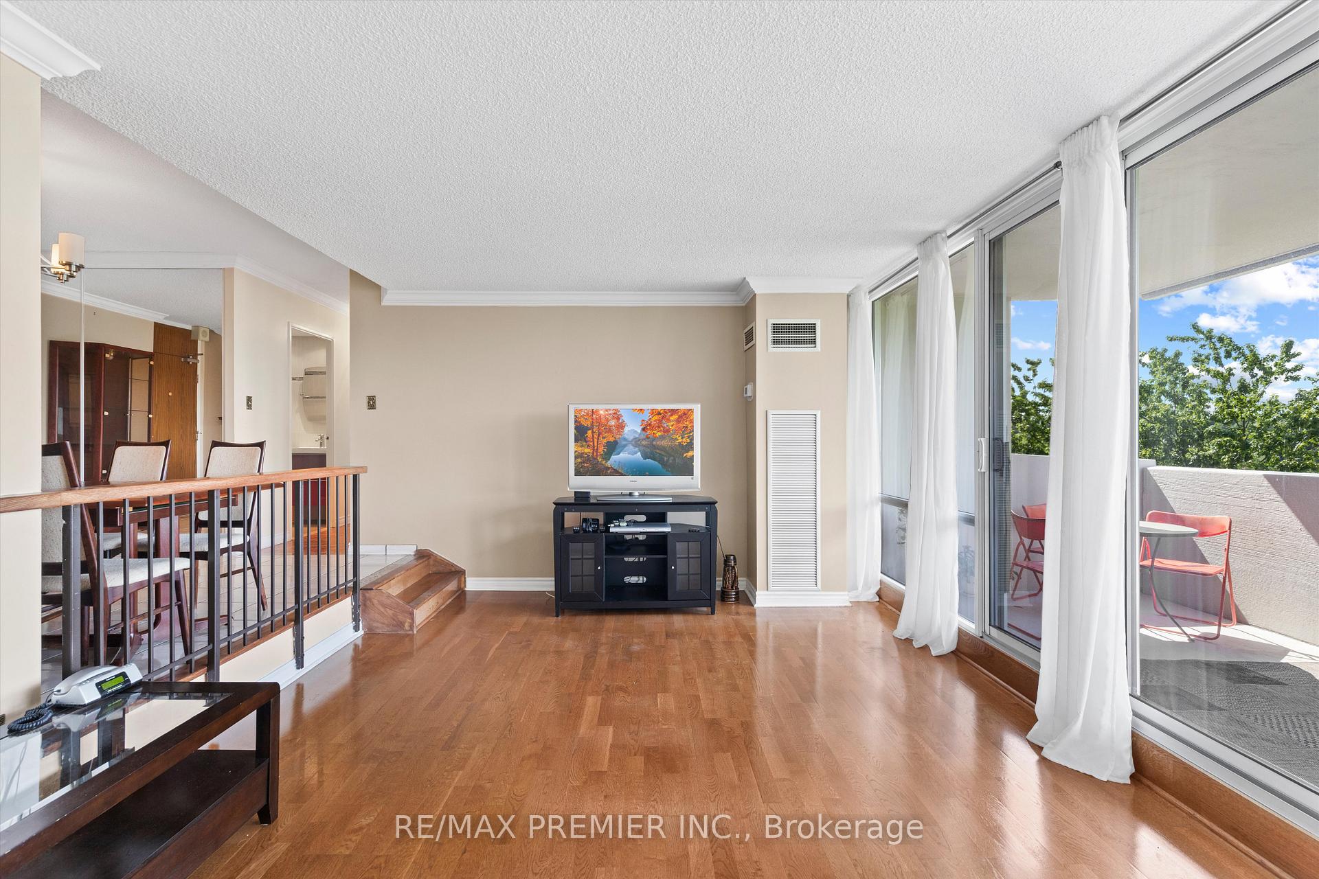 Photo 12 of Unit 711, 240 Scarlett Road, Toronto, Rockcliffe-Smythe — HOMEH