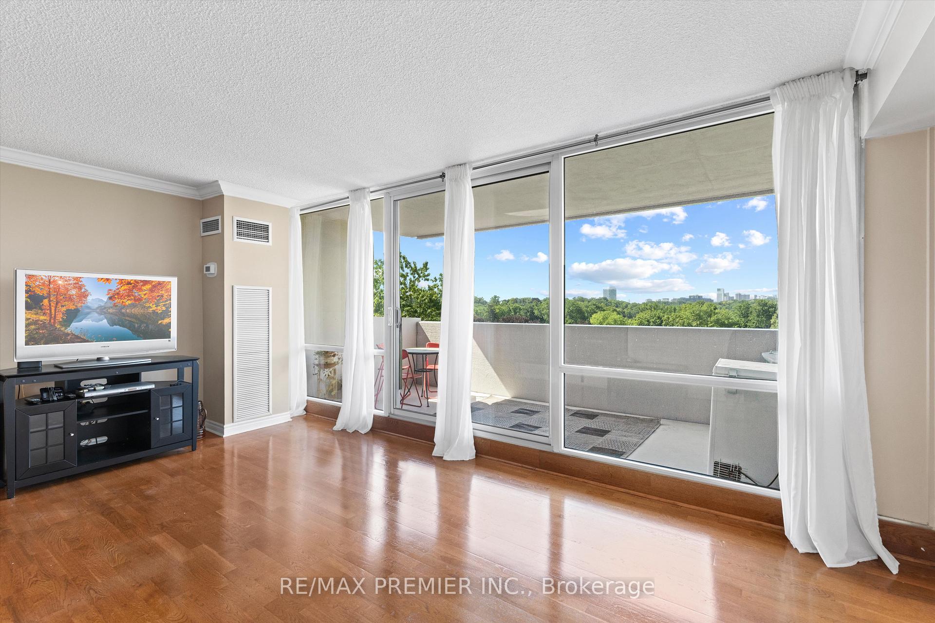 Photo 15 of Unit 711, 240 Scarlett Road, Toronto, Rockcliffe-Smythe — HOMEH
