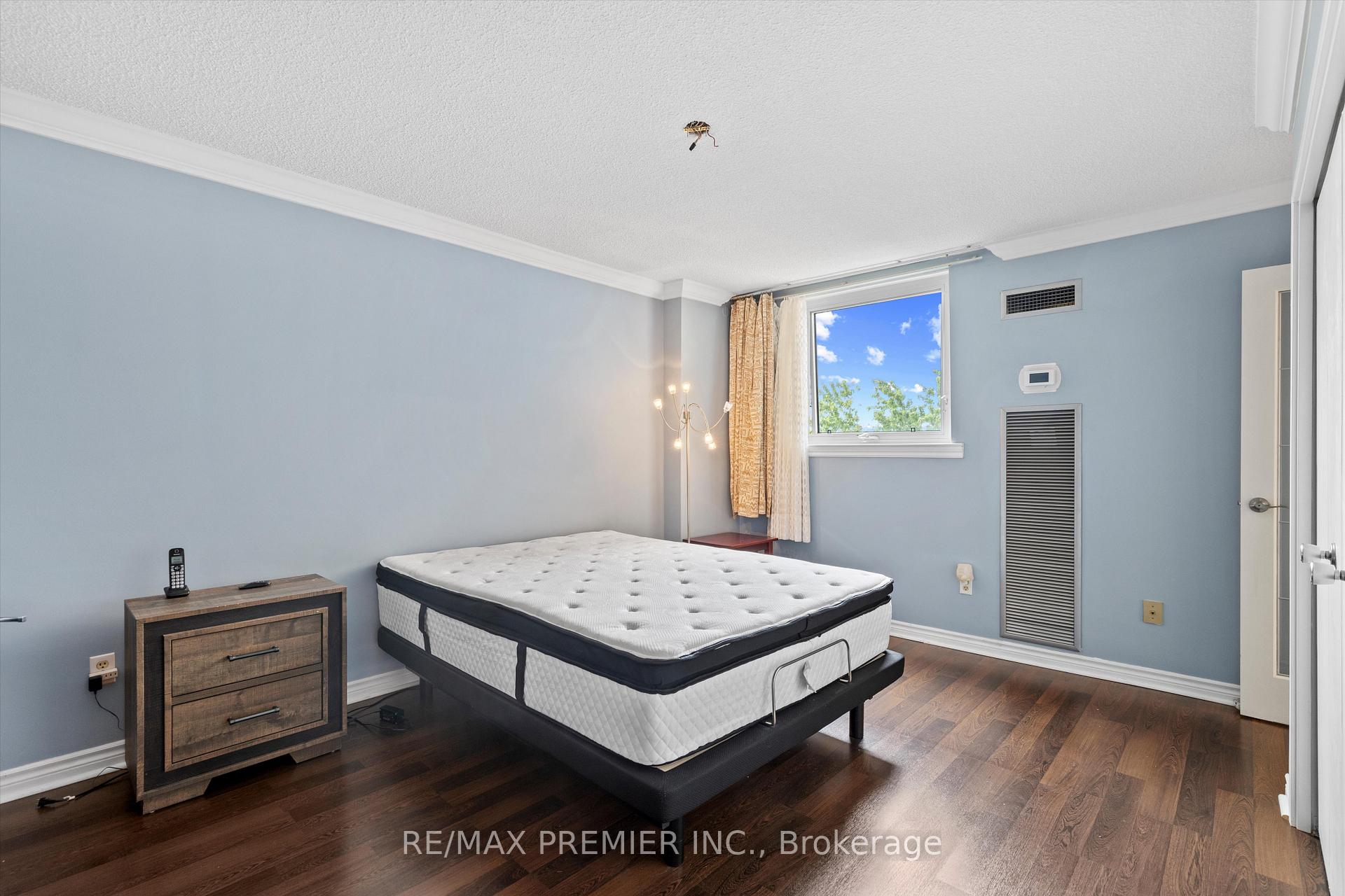 Photo 18 of Unit 711, 240 Scarlett Road, Toronto, Rockcliffe-Smythe — HOMEH