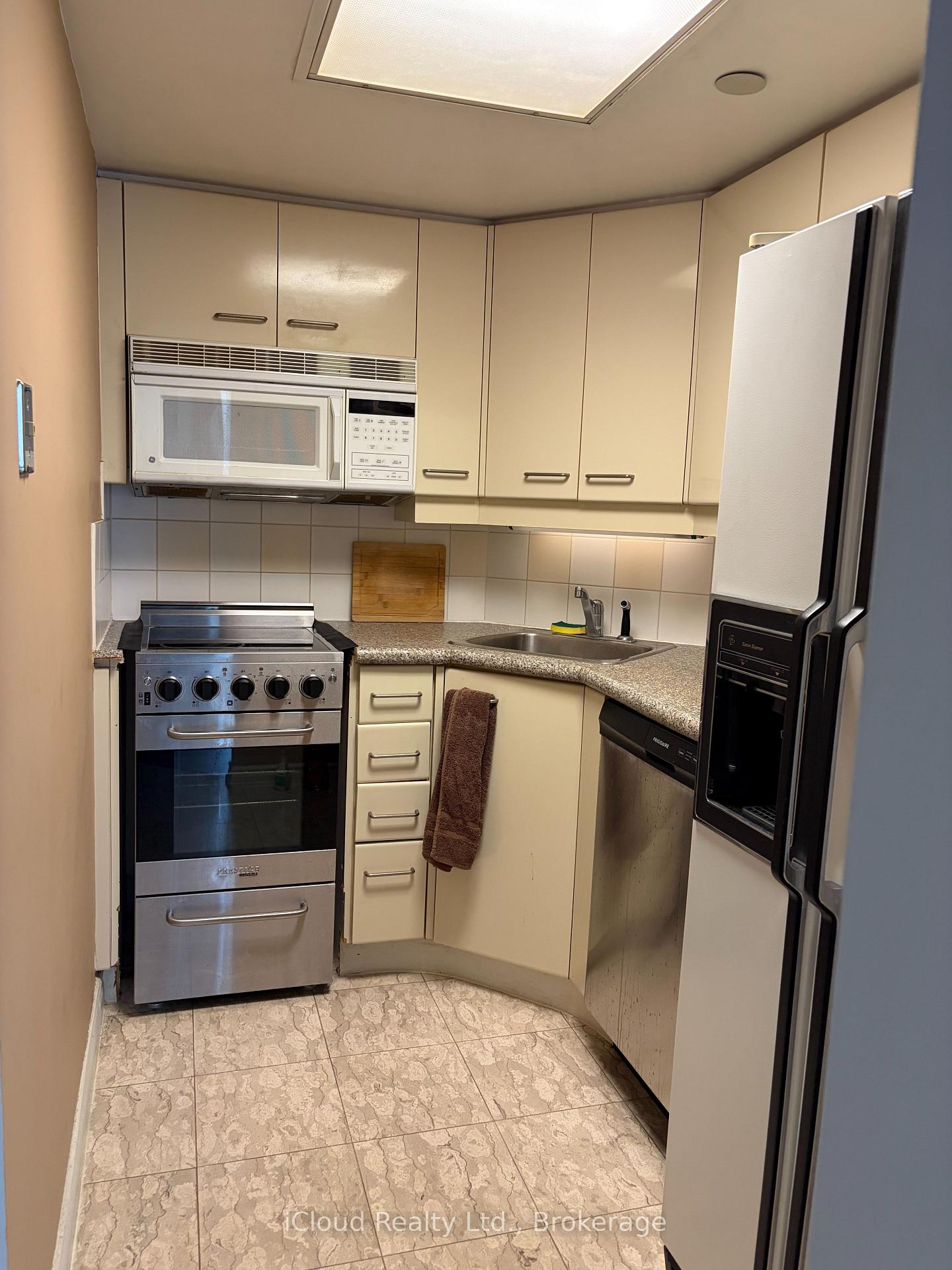 Photo 7 of Unit 510, 38 Elm Street, Toronto, Bay Street Corridor — HOMEH