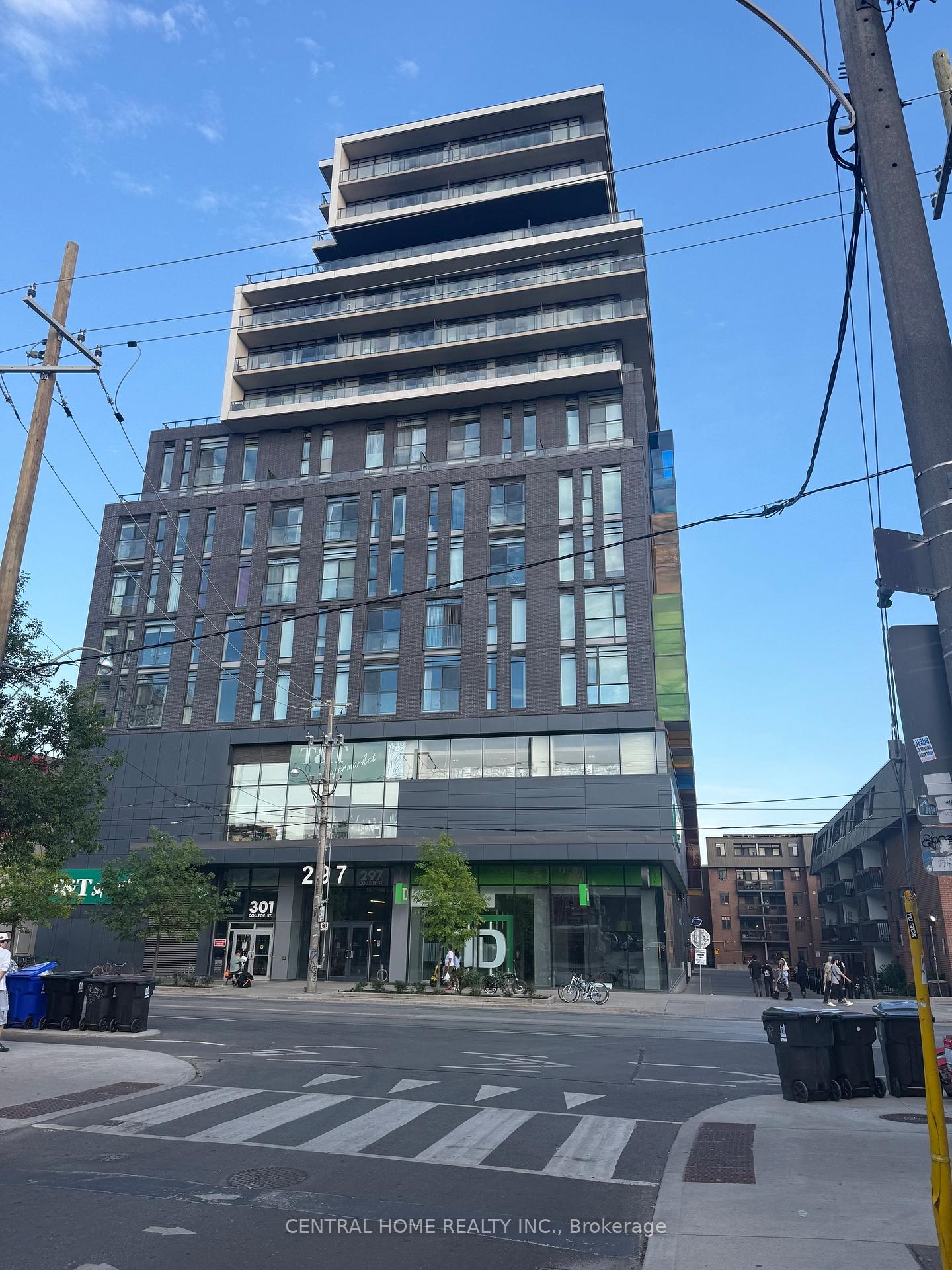 Front of Unit 718, 297 College Street