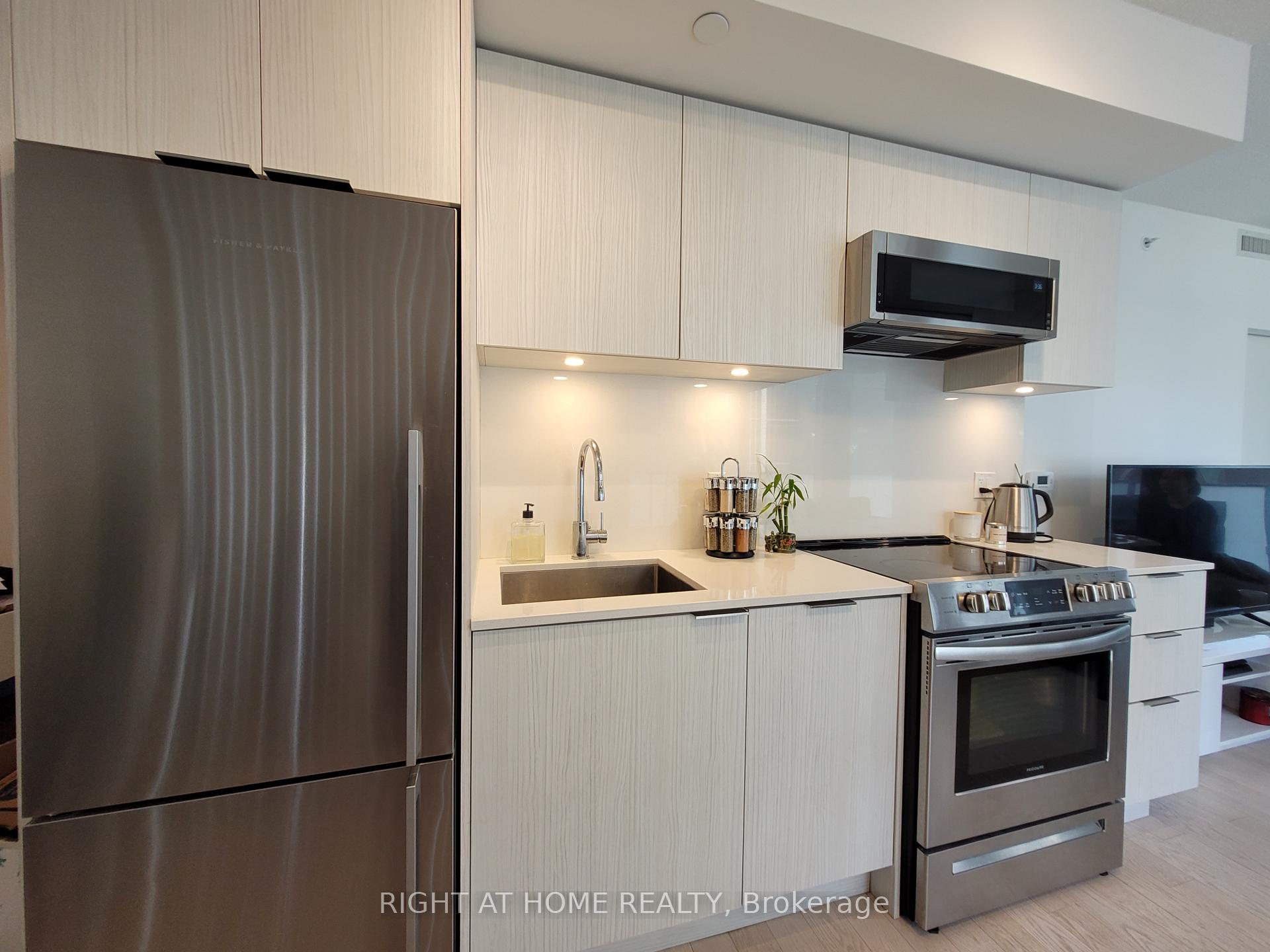 Photo 2 of Unit 0912, 25 Richmond Street E, Toronto, Church-Yonge Corridor — HOMEH