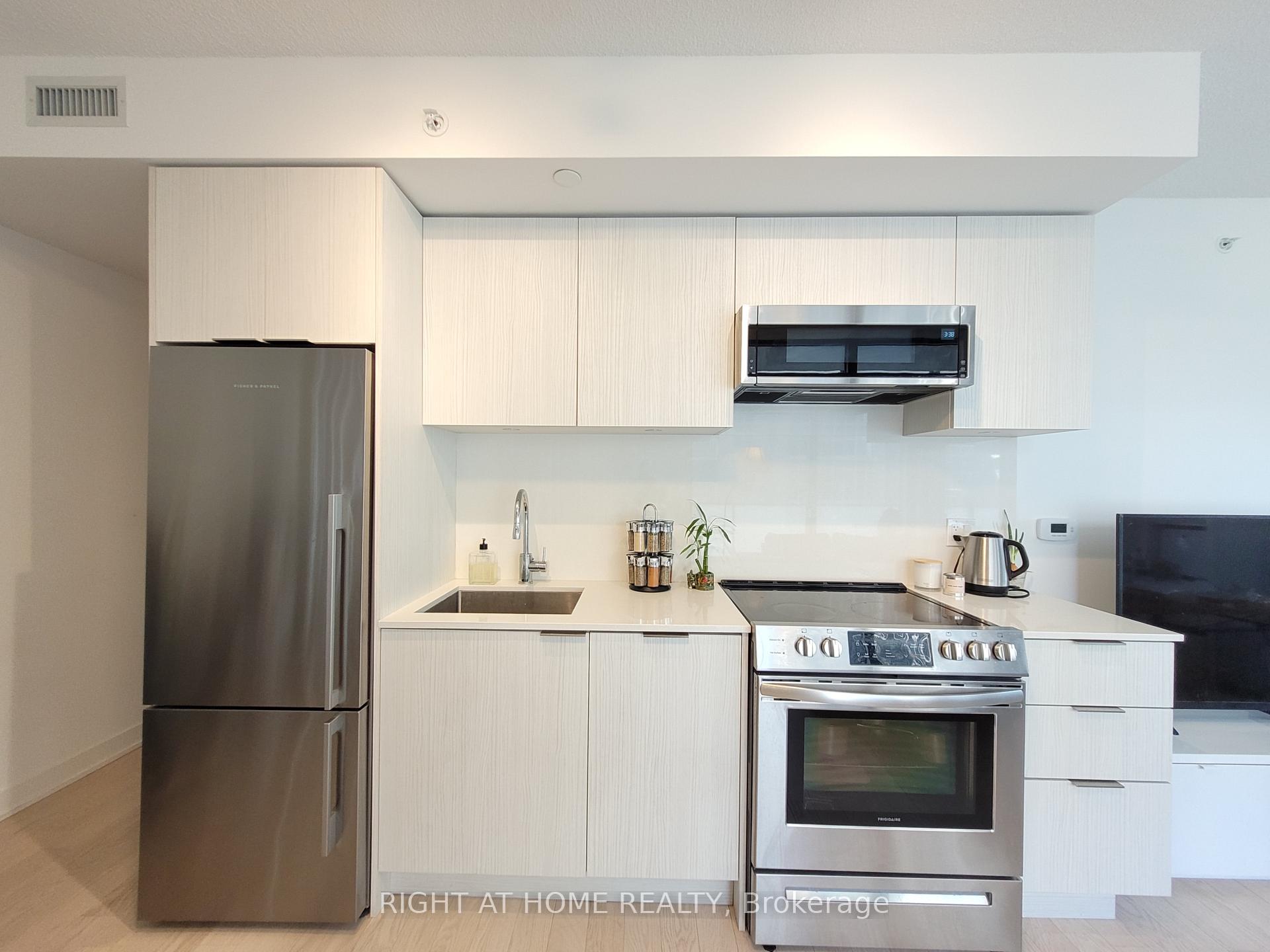 Photo 4 of Unit 0912, 25 Richmond Street E, Toronto, Church-Yonge Corridor — HOMEH