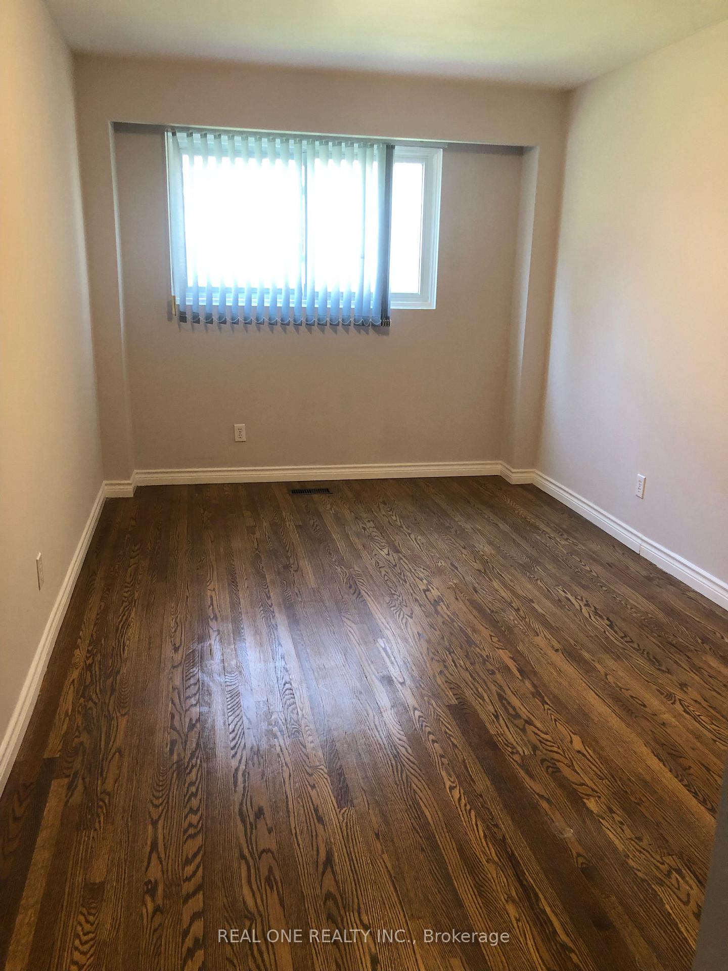 Photo 3 of Unit Upper L, 14 La Peer Boulevard, Scarborough, L'Amoreaux — HOMEH