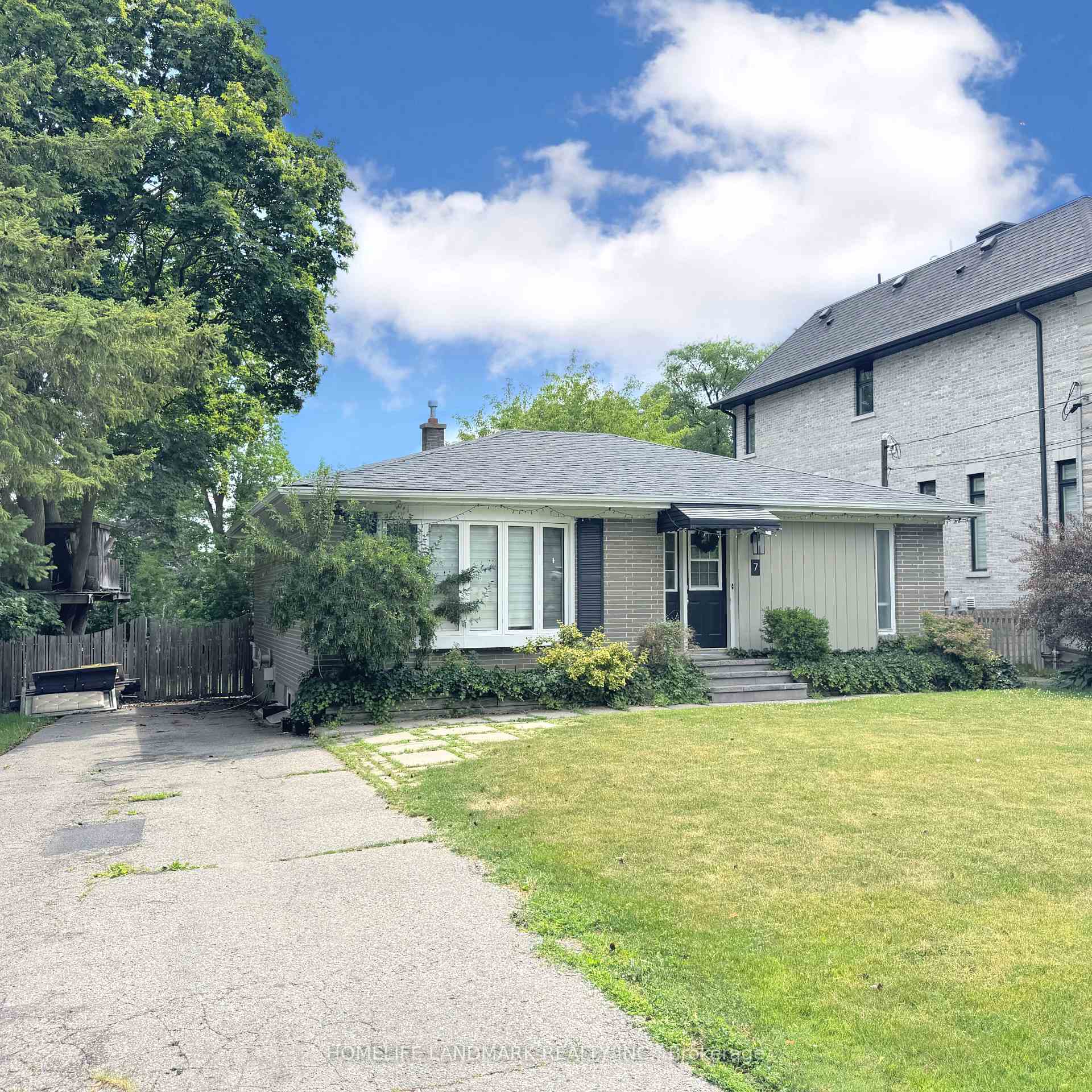 Photo 2 of 7 Talisman Crescent, Markham, Old Markham Village — HOMEH