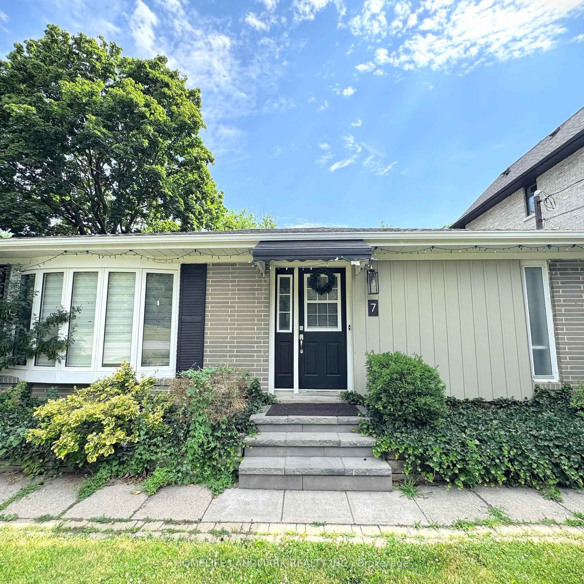 Photo 3 of 7 Talisman Crescent, Markham, Old Markham Village — HOMEH