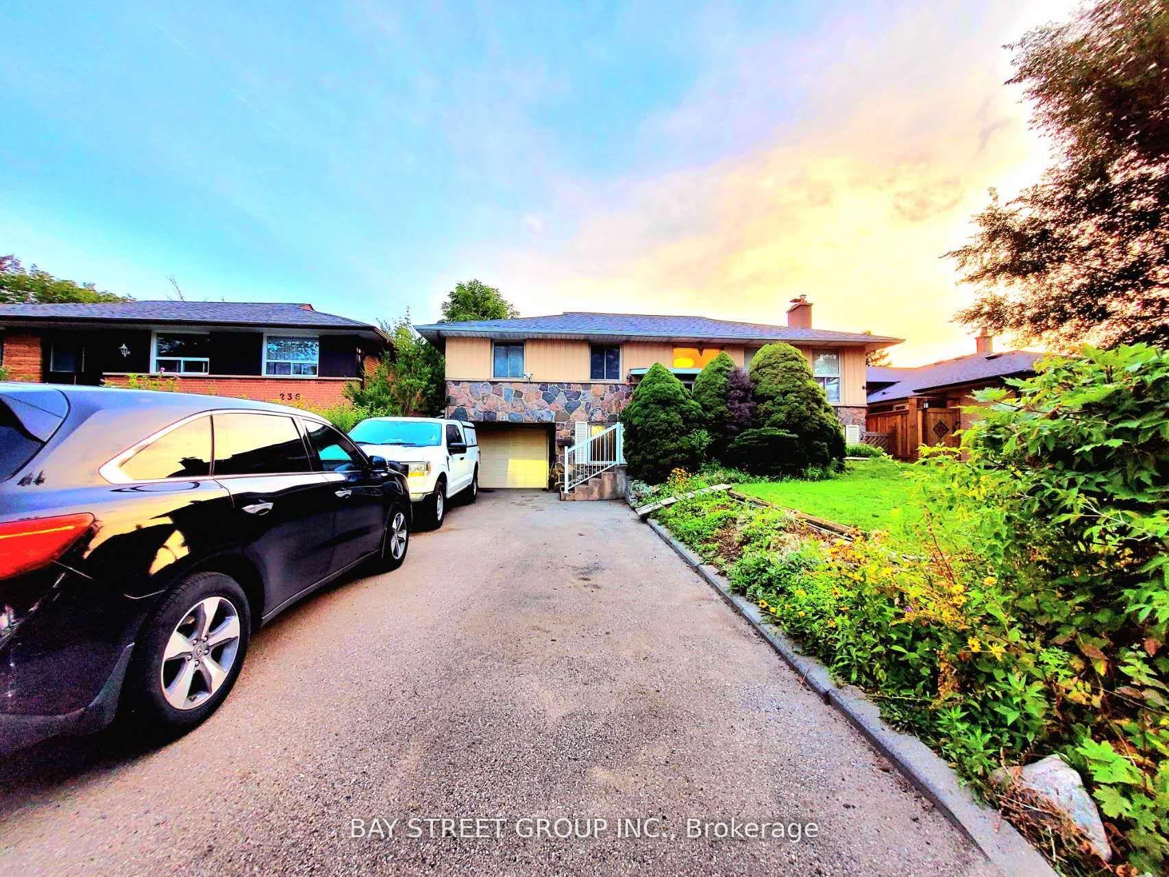 Photo 2 of 238 The West Mall, Etobicoke, Markland Wood — HOMEH