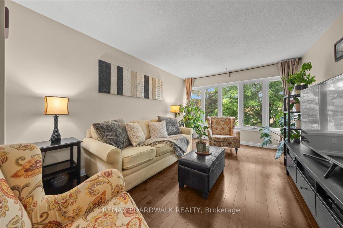 Photo 5 of Unit 18, 2126 Eric Crescent, Ottawa, Pineview — HOMEH
