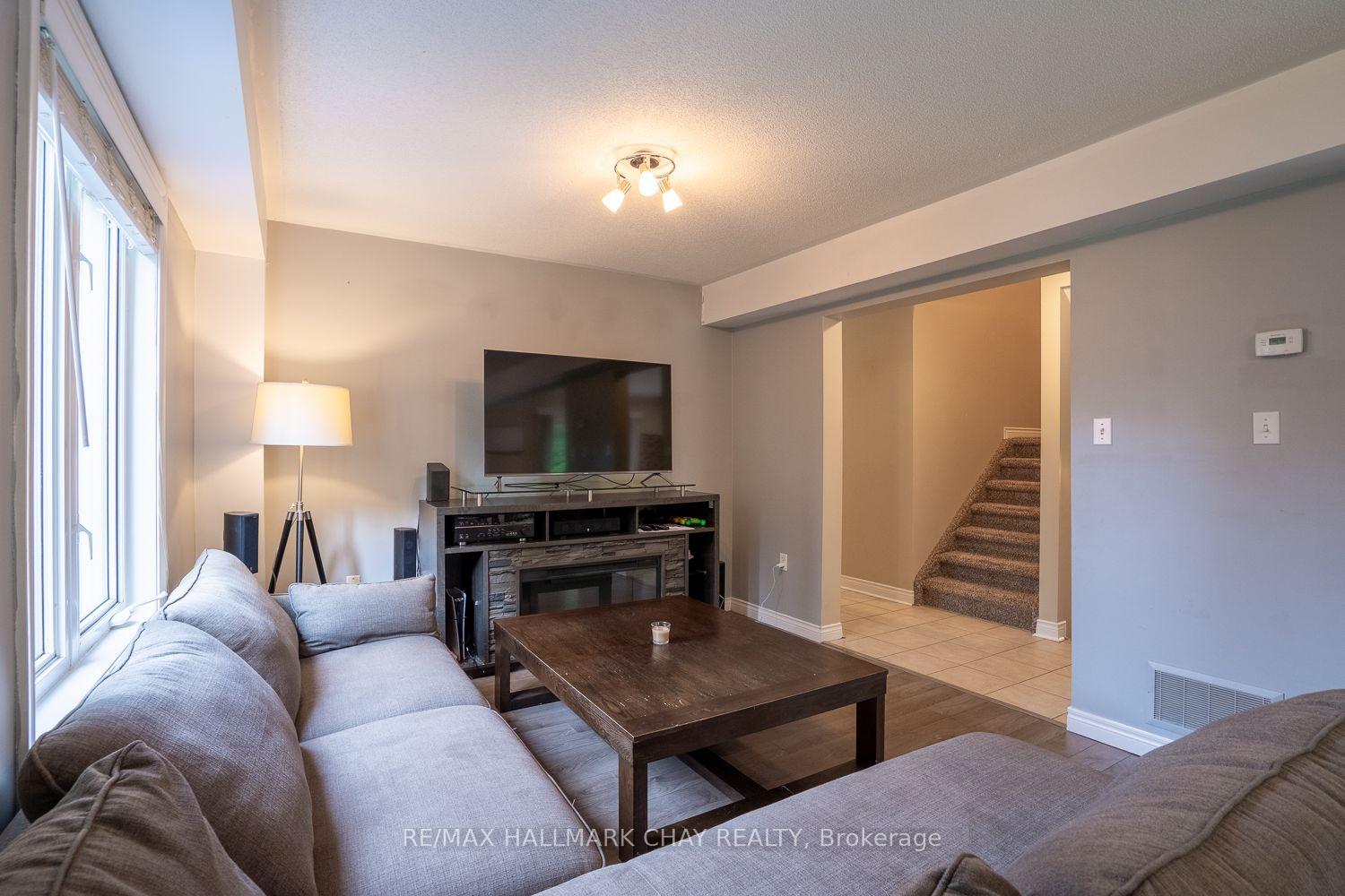 Photo 3 of 23 Burbank Circle, Adjala-Tosorontio, Everett — HOMEH