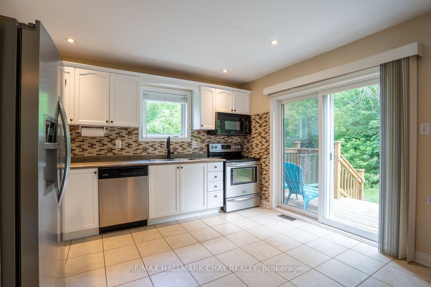 Photo 4 of 23 Burbank Circle, Adjala-Tosorontio, Everett — HOMEH