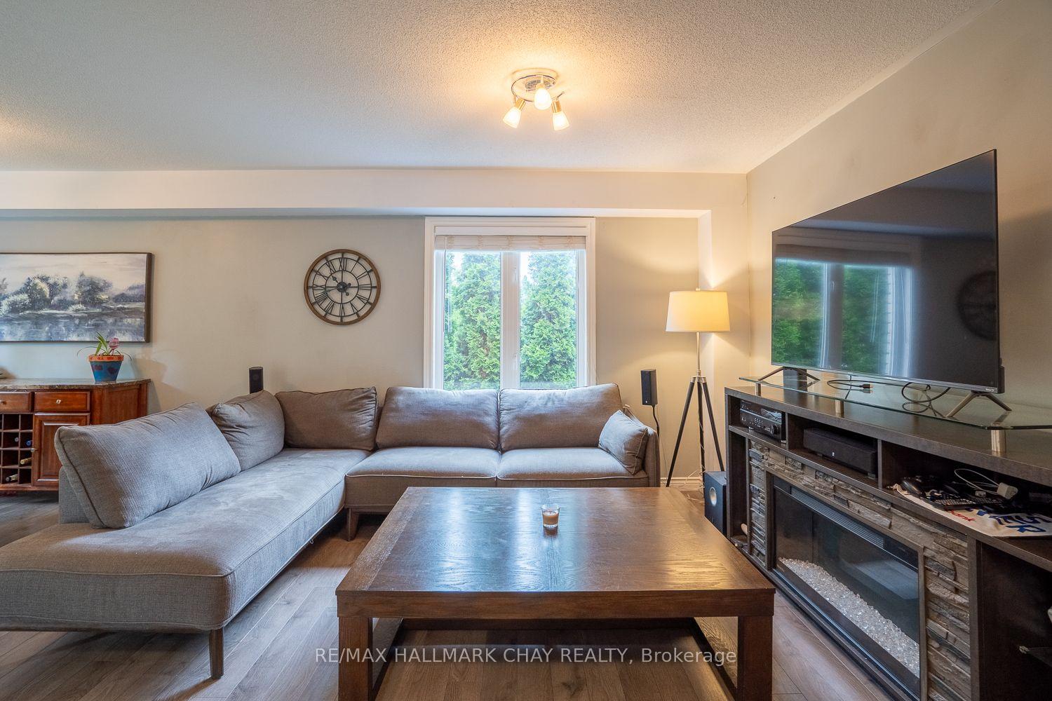 Photo 13 of 23 Burbank Circle, Adjala-Tosorontio, Everett — HOMEH