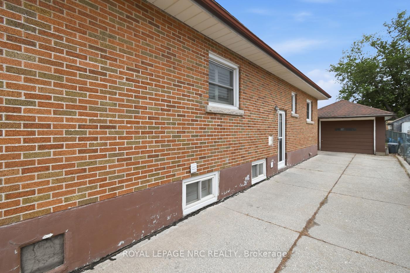 Photo 3 of 62 Lincoln Street, Welland, Broadway — HOMEH