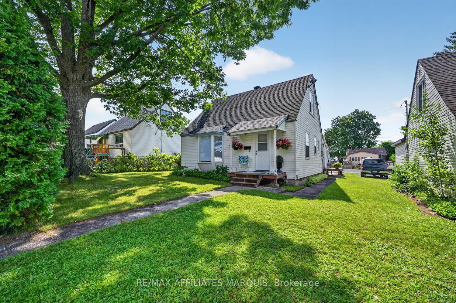 Photo 3 of 12 Churchill Crescent, Smiths Falls, Smiths Falls — HOMEH