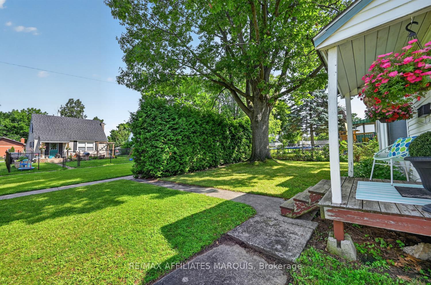 Photo 4 of 12 Churchill Crescent, Smiths Falls, Smiths Falls — HOMEH