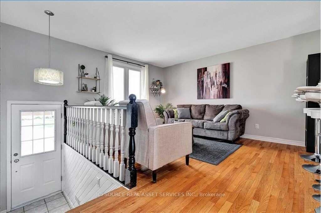 Photo 2 of 29 Uxbridge Crescent, Ottawa, Kanata - Glencairn/Hazeldean — HOMEH