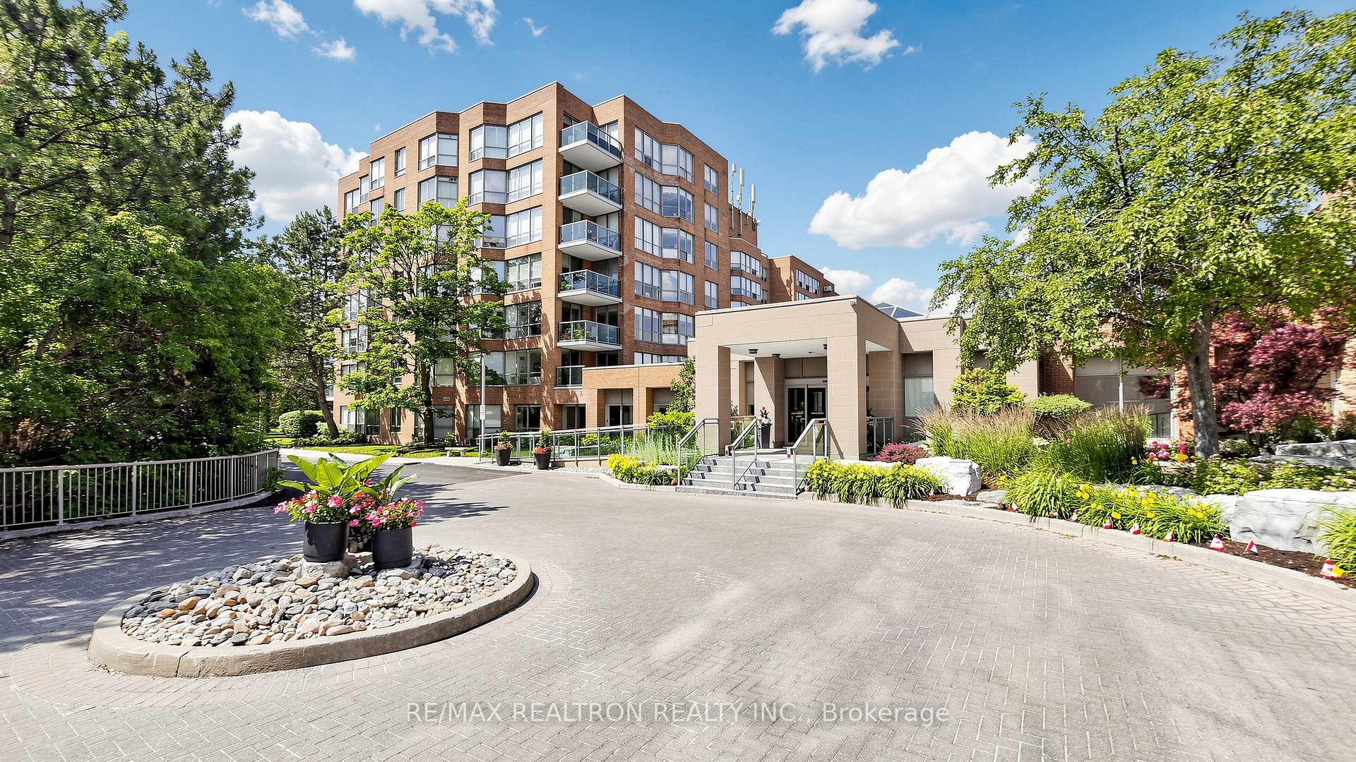 Photo 1 of 14924 Yonge Street, Aurora, Aurora Highlands — HOMEH