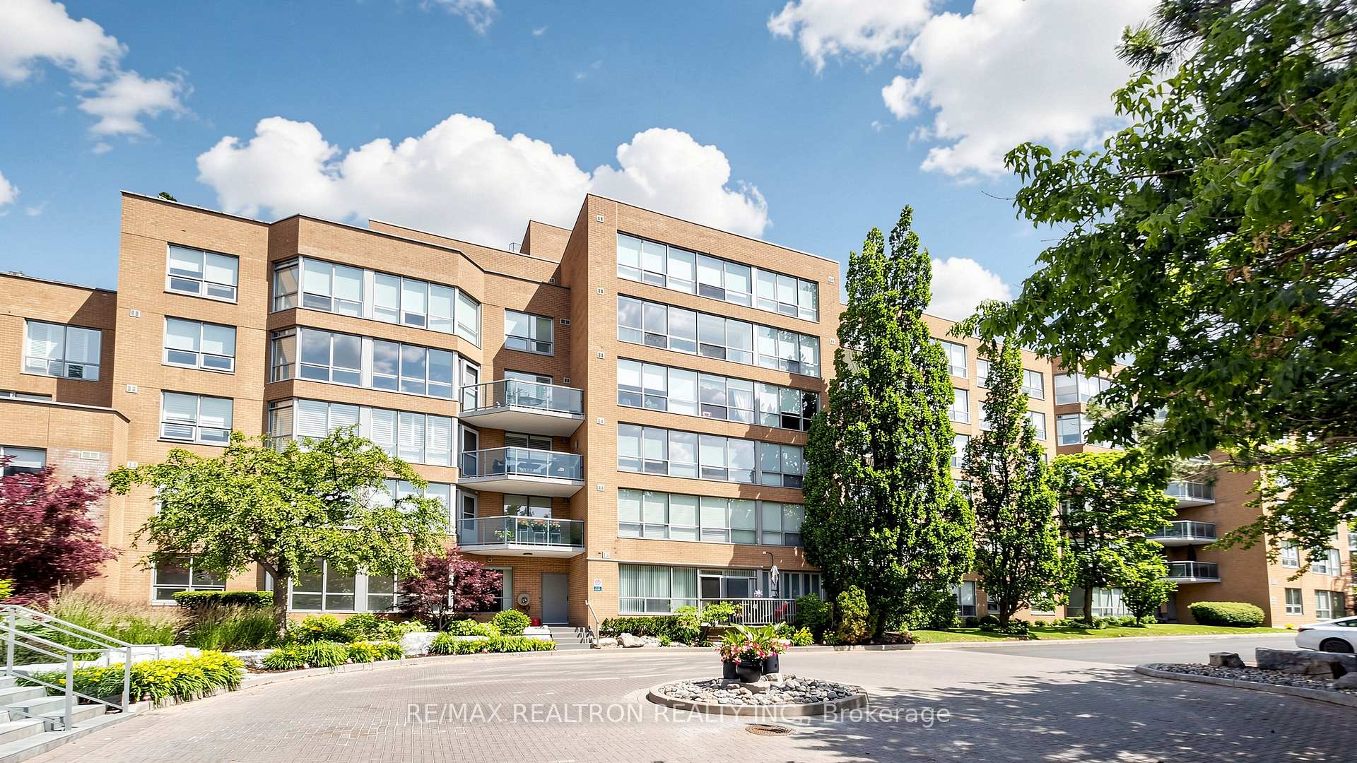 Photo 2 of 14924 Yonge Street, Aurora, Aurora Highlands — HOMEH