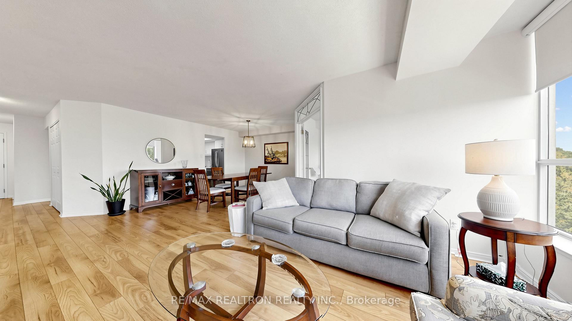 Photo 9 of 14924 Yonge Street, Aurora, Aurora Highlands — HOMEH