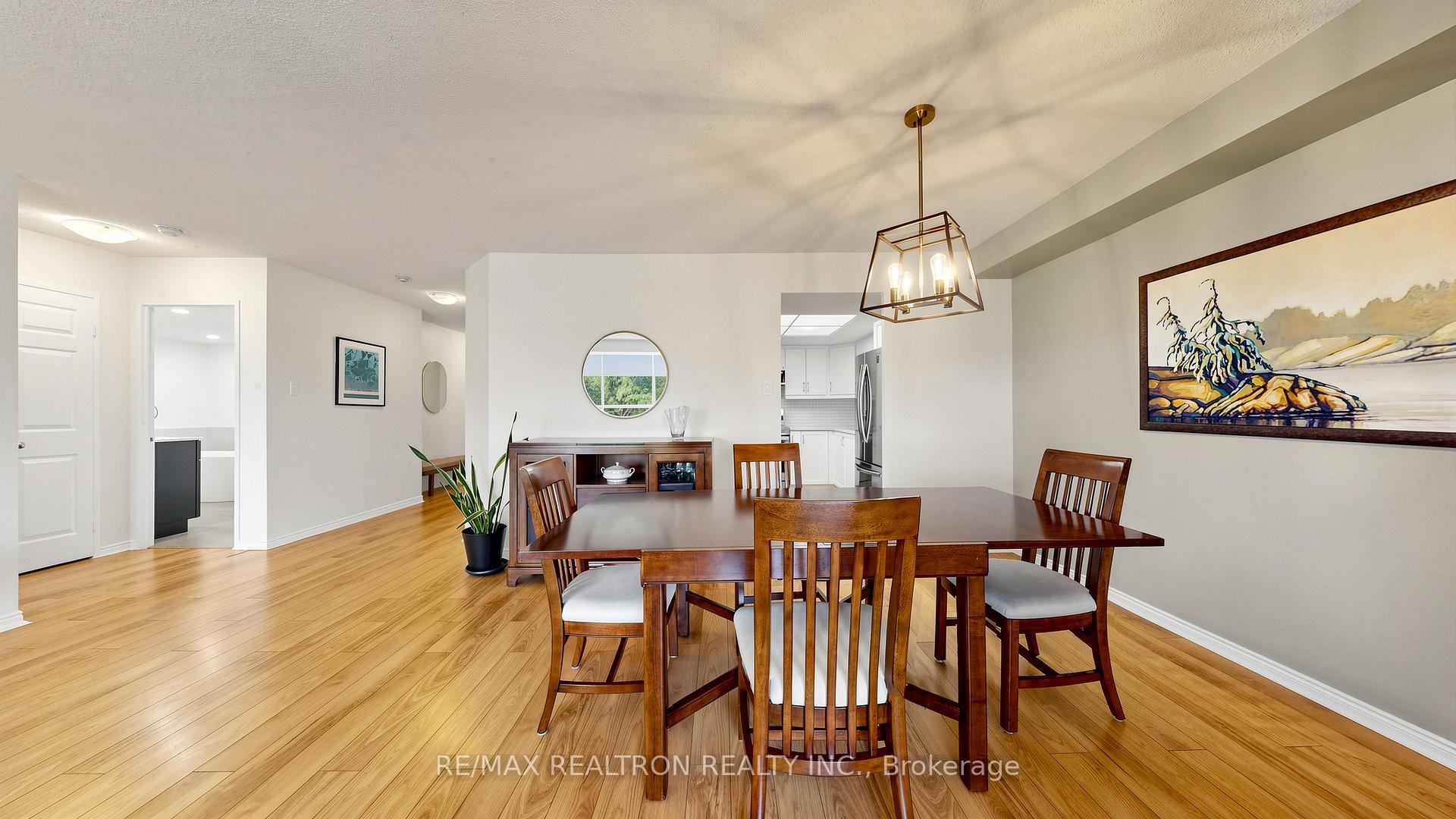 Photo 13 of 14924 Yonge Street, Aurora, Aurora Highlands — HOMEH