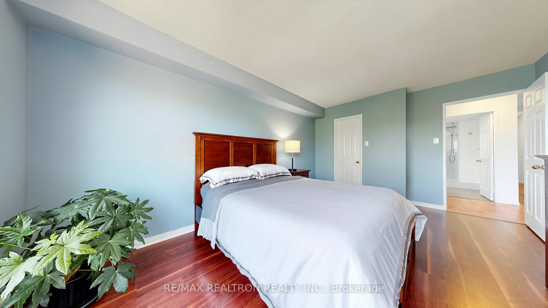 Photo 17 of 14924 Yonge Street, Aurora, Aurora Highlands — HOMEH