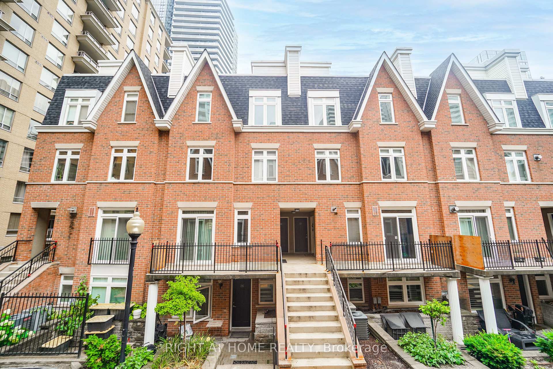 Photo 4 of Unit 22, 108 Redpath Avenue, Toronto, Mount Pleasant West — HOMEH