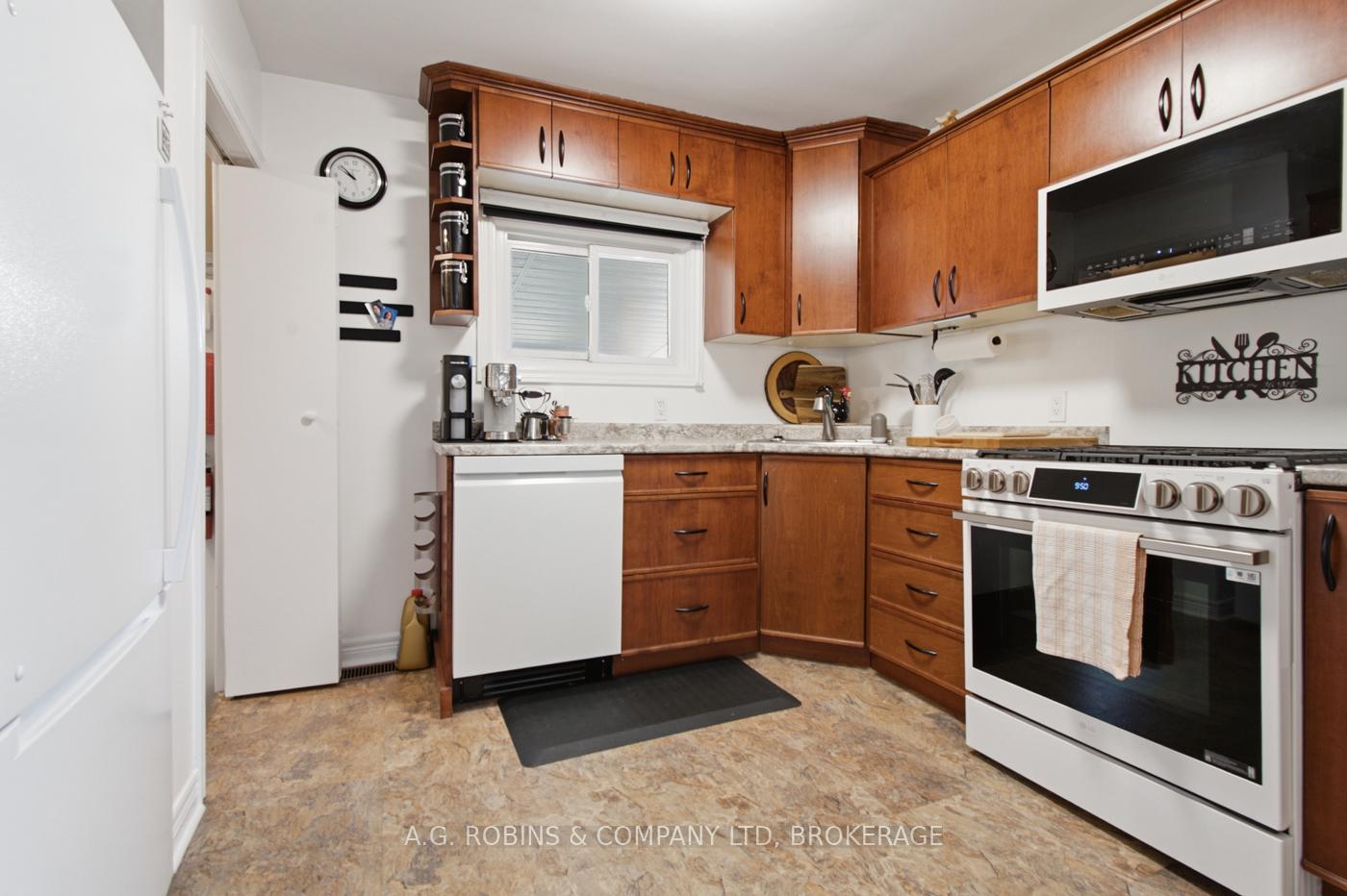 Photo 12 of 4 Clifford Avenue, Welland, Broadway — HOMEH