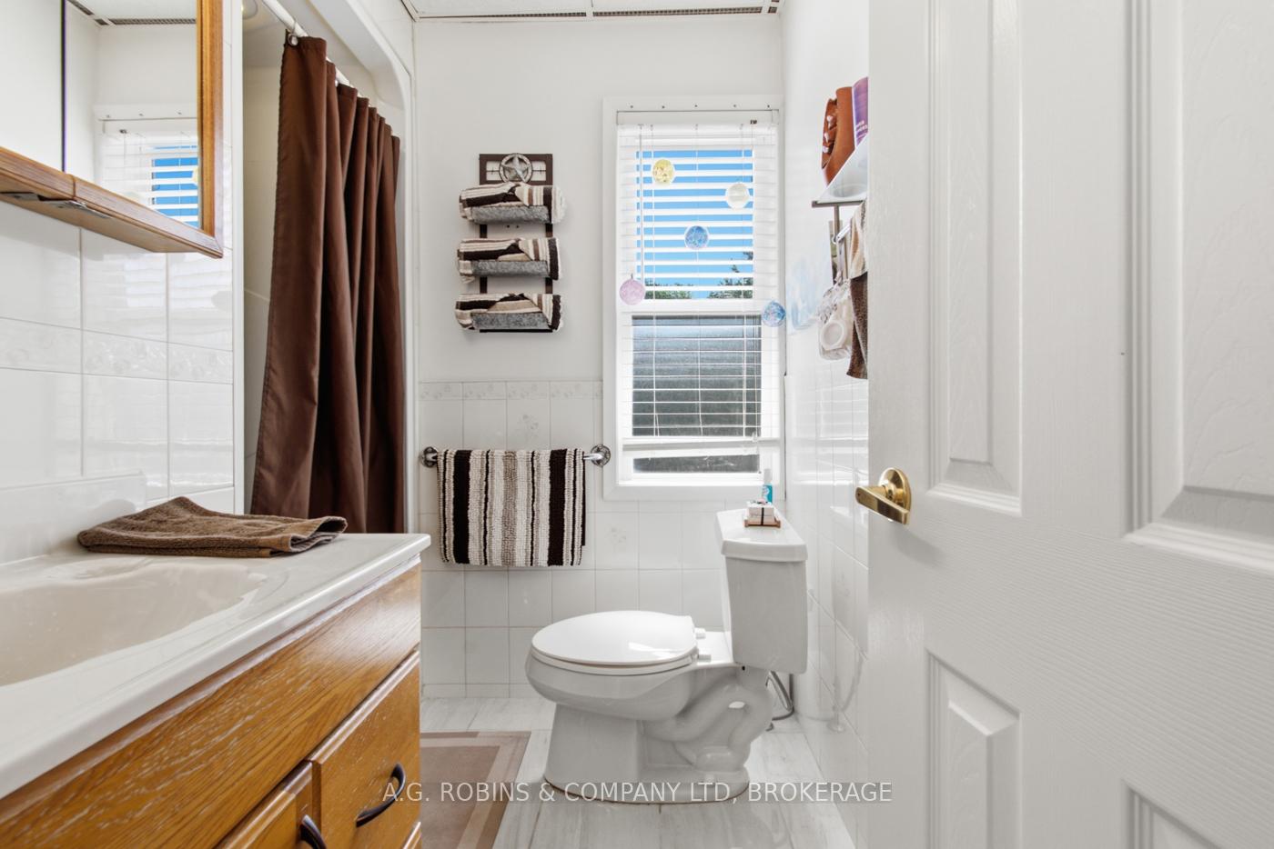 Photo 20 of 4 Clifford Avenue, Welland, Broadway — HOMEH