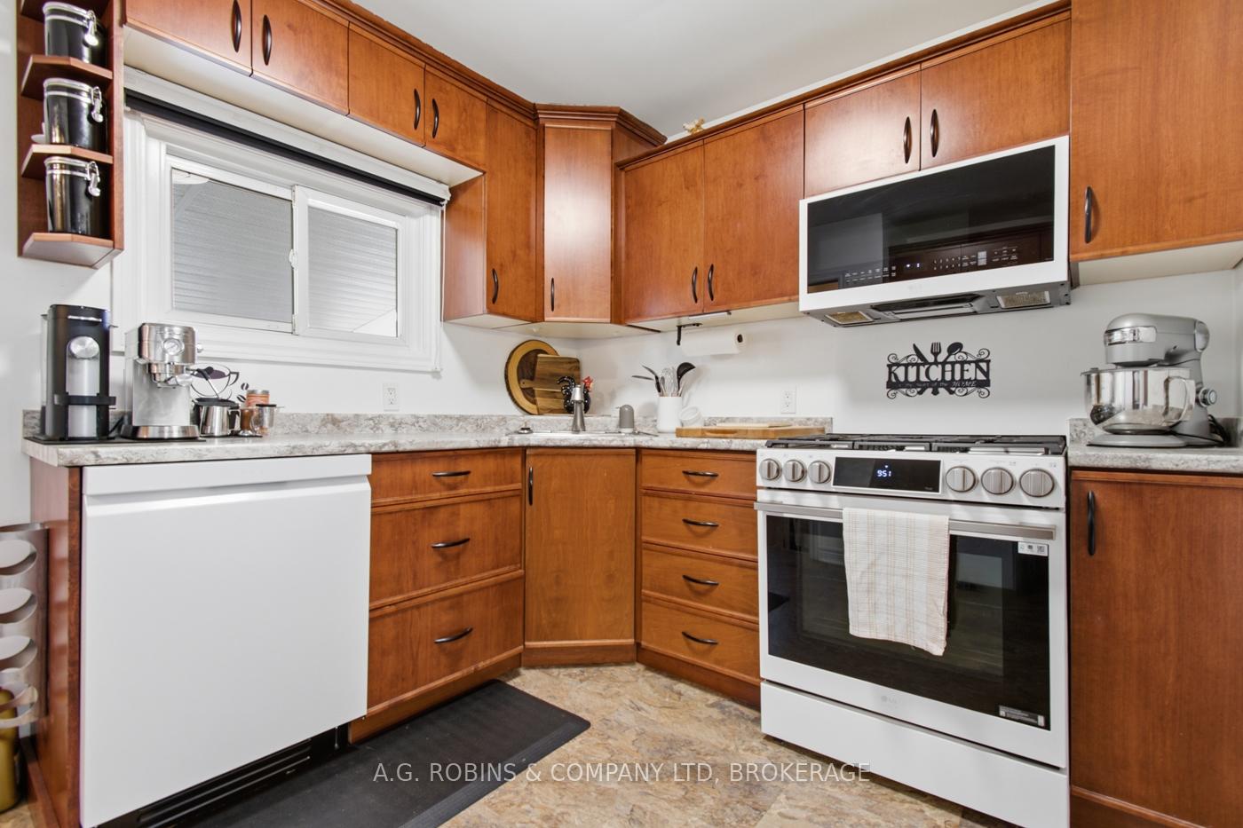 Photo 15 of 4 Clifford Avenue, Welland, Broadway — HOMEH