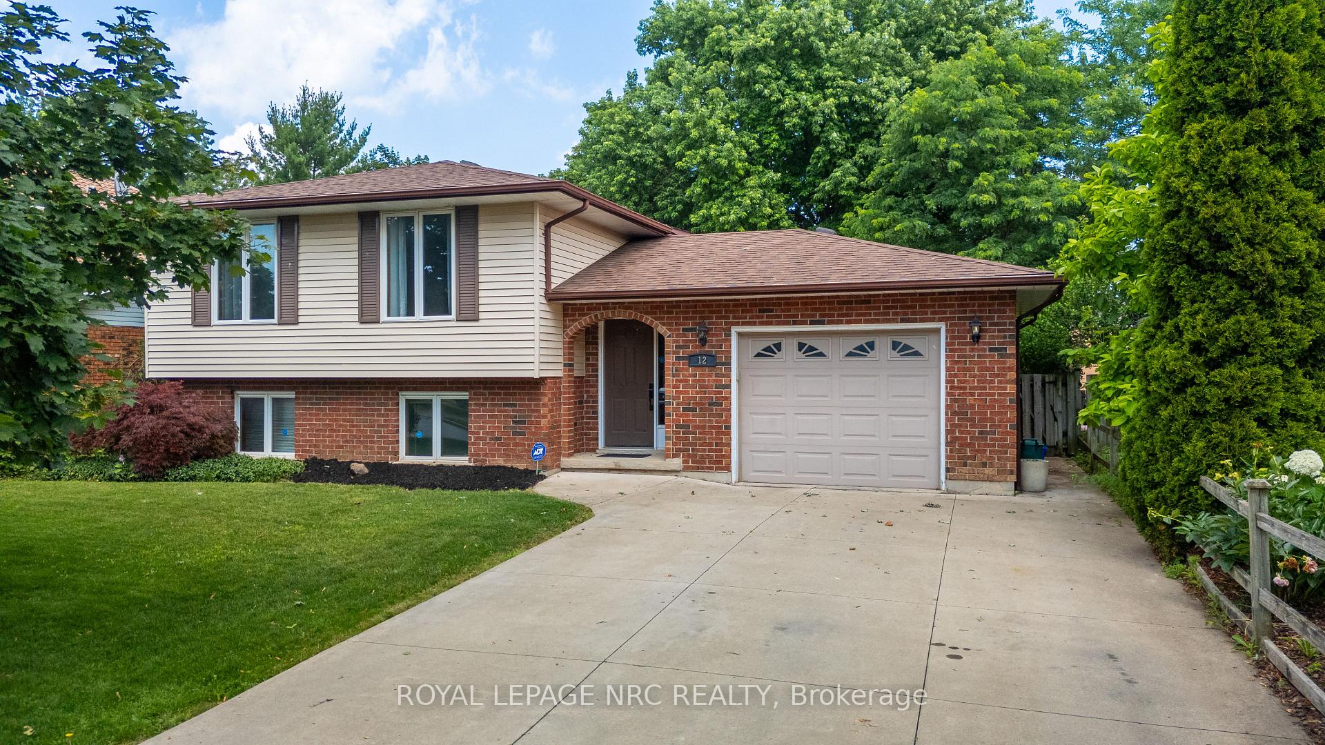 Photo 2 of 12 Harvest Oak Drive, St. Catharines, Grapeview — HOMEH