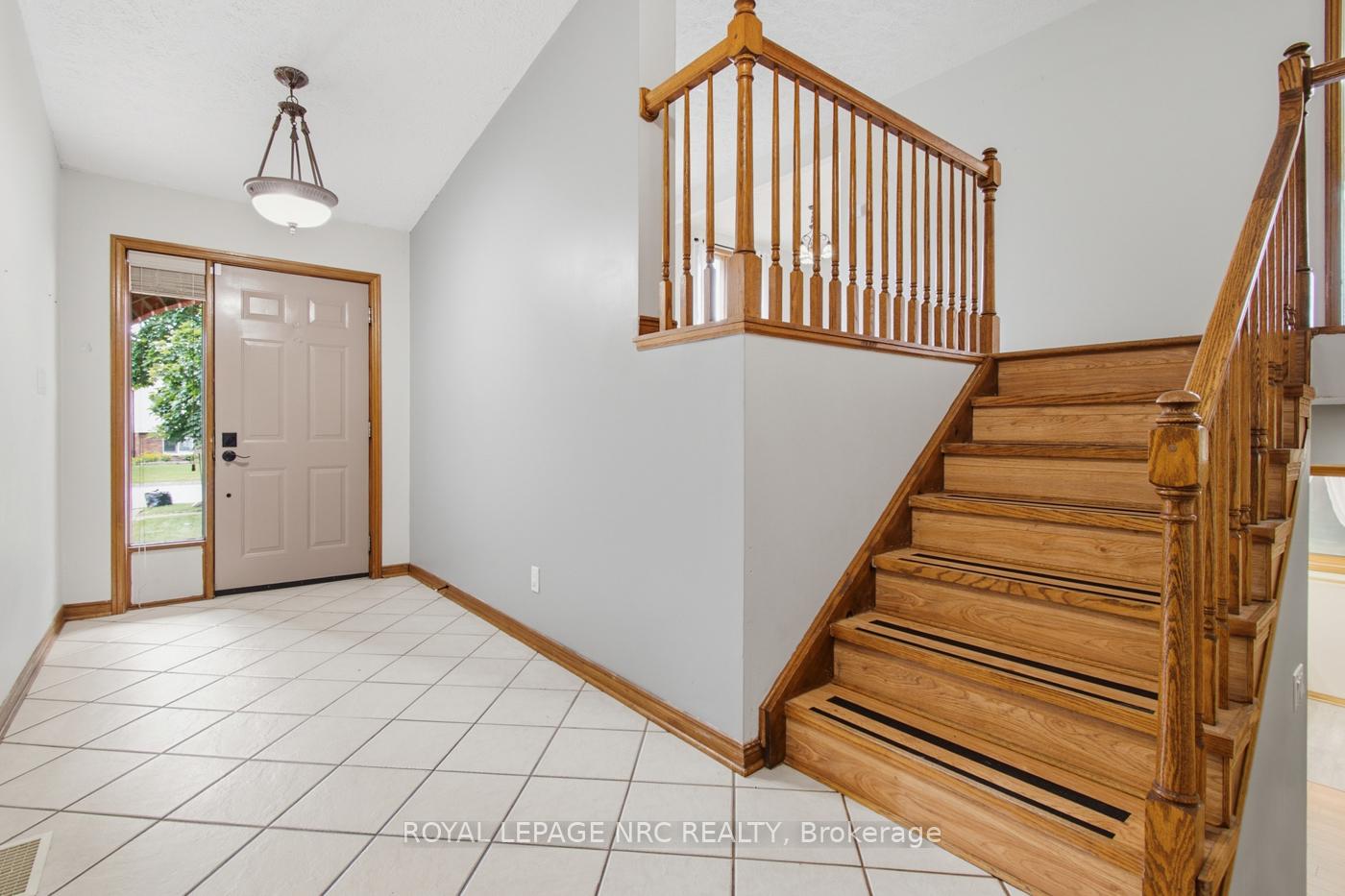 Photo 4 of 12 Harvest Oak Drive, St. Catharines, Grapeview — HOMEH