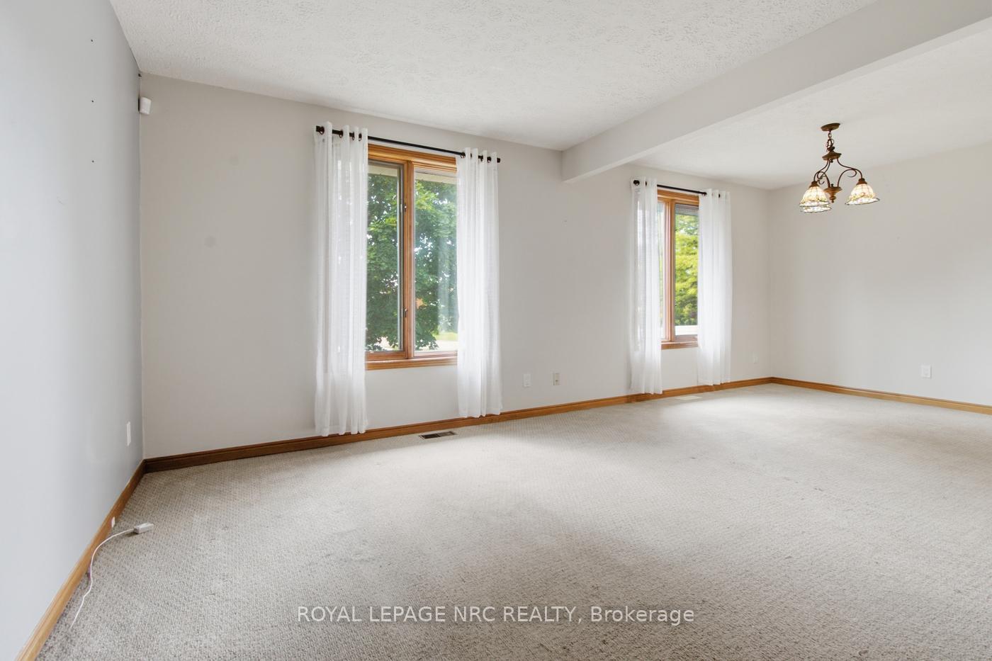 Photo 6 of 12 Harvest Oak Drive, St. Catharines, Grapeview — HOMEH