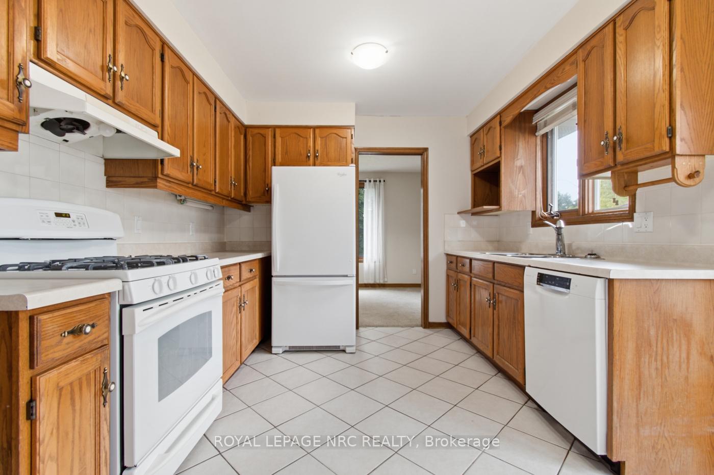 Photo 9 of 12 Harvest Oak Drive, St. Catharines, Grapeview — HOMEH
