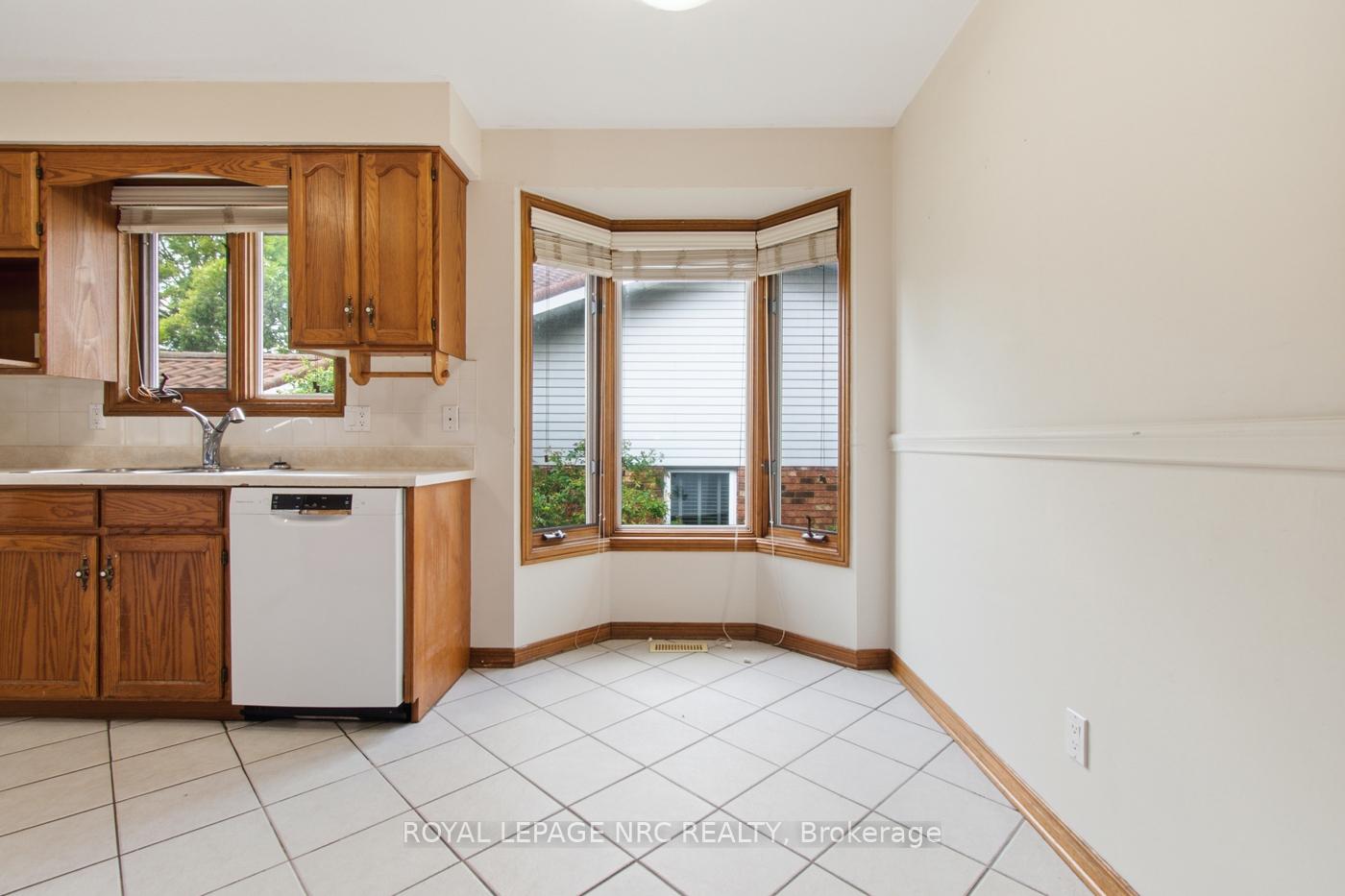 Photo 10 of 12 Harvest Oak Drive, St. Catharines, Grapeview — HOMEH