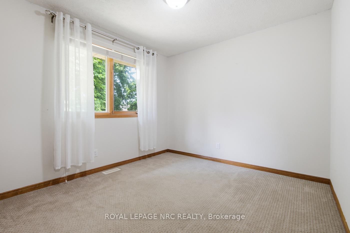 Photo 14 of 12 Harvest Oak Drive, St. Catharines, Grapeview — HOMEH