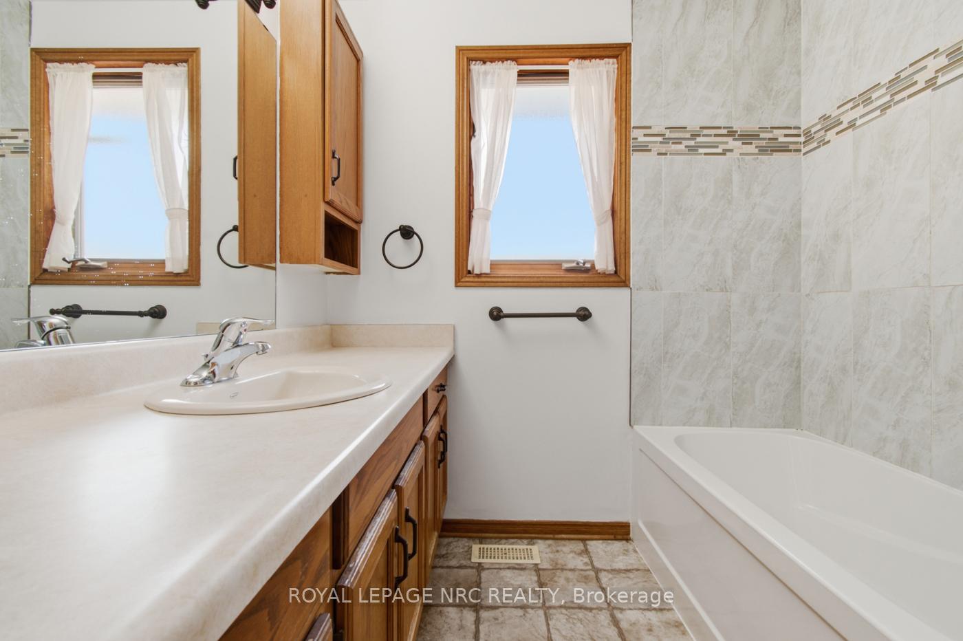 Photo 15 of 12 Harvest Oak Drive, St. Catharines, Grapeview — HOMEH