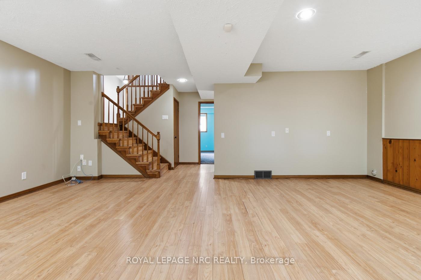 Photo 16 of 12 Harvest Oak Drive, St. Catharines, Grapeview — HOMEH