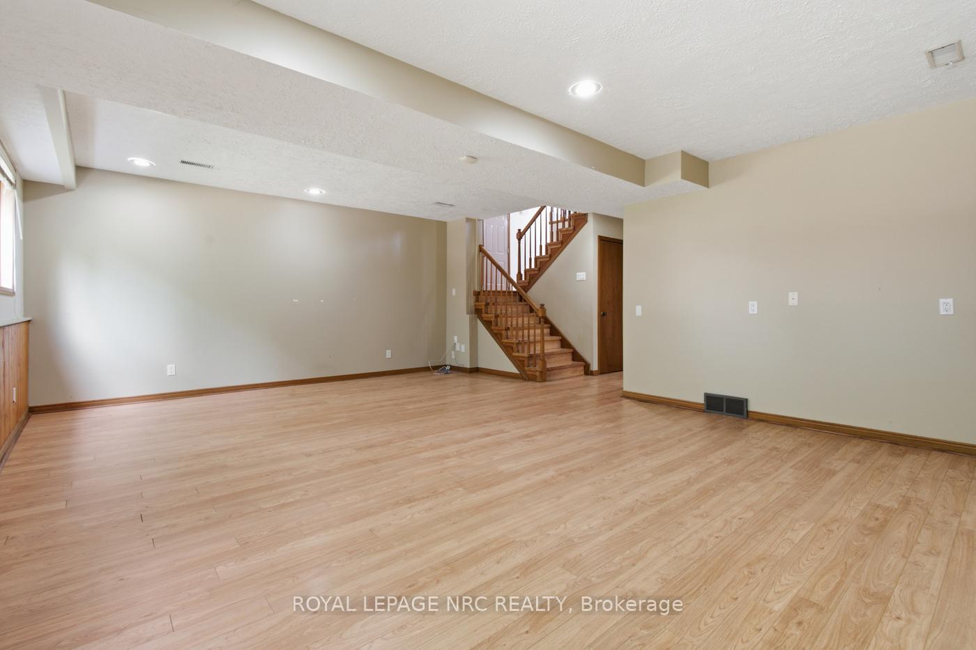 Photo 17 of 12 Harvest Oak Drive, St. Catharines, Grapeview — HOMEH