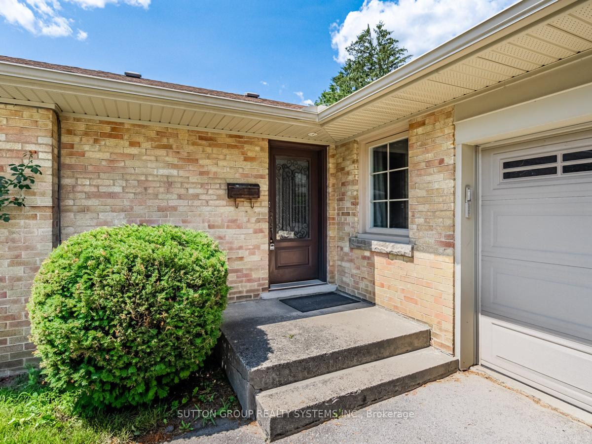 Photo 2 of 44 Saybrook Avenue, Etobicoke, Stonegate-Queensway — HOMEH