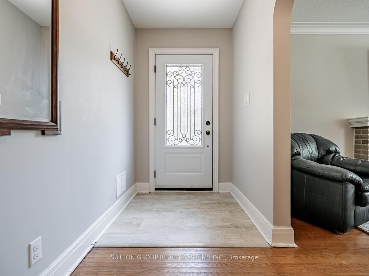 Photo 3 of 44 Saybrook Avenue, Etobicoke, Stonegate-Queensway — HOMEH