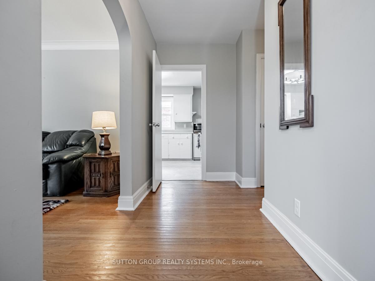 Photo 4 of 44 Saybrook Avenue, Etobicoke, Stonegate-Queensway — HOMEH