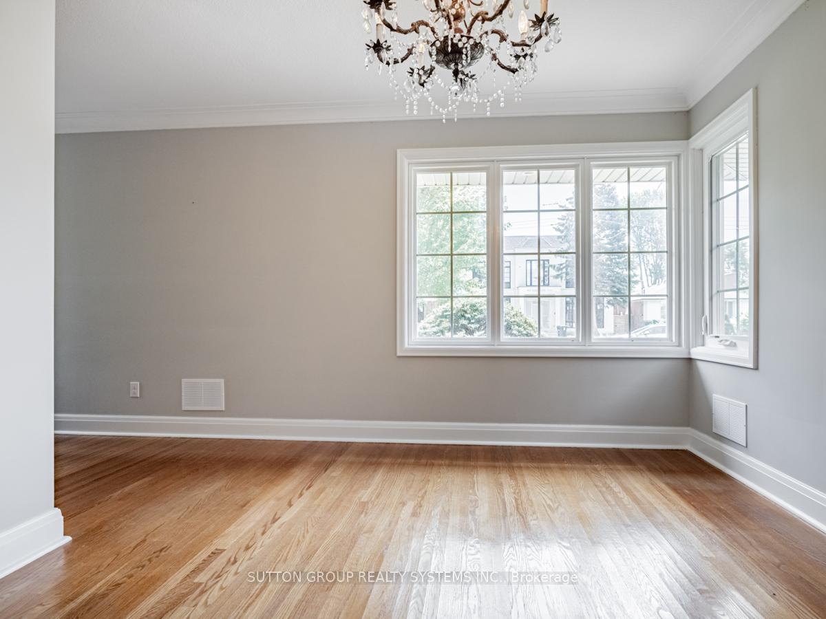 Photo 9 of 44 Saybrook Avenue, Etobicoke, Stonegate-Queensway — HOMEH
