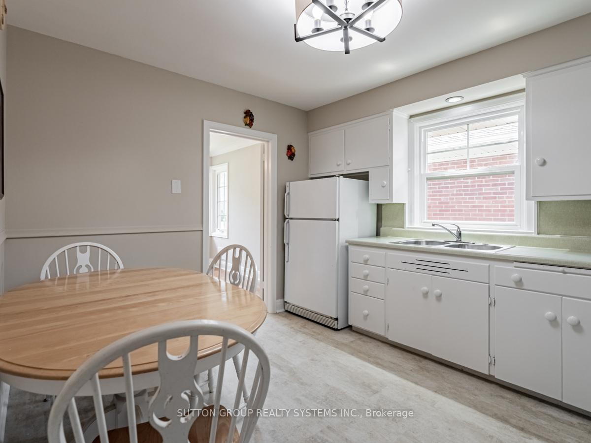 Photo 12 of 44 Saybrook Avenue, Etobicoke, Stonegate-Queensway — HOMEH