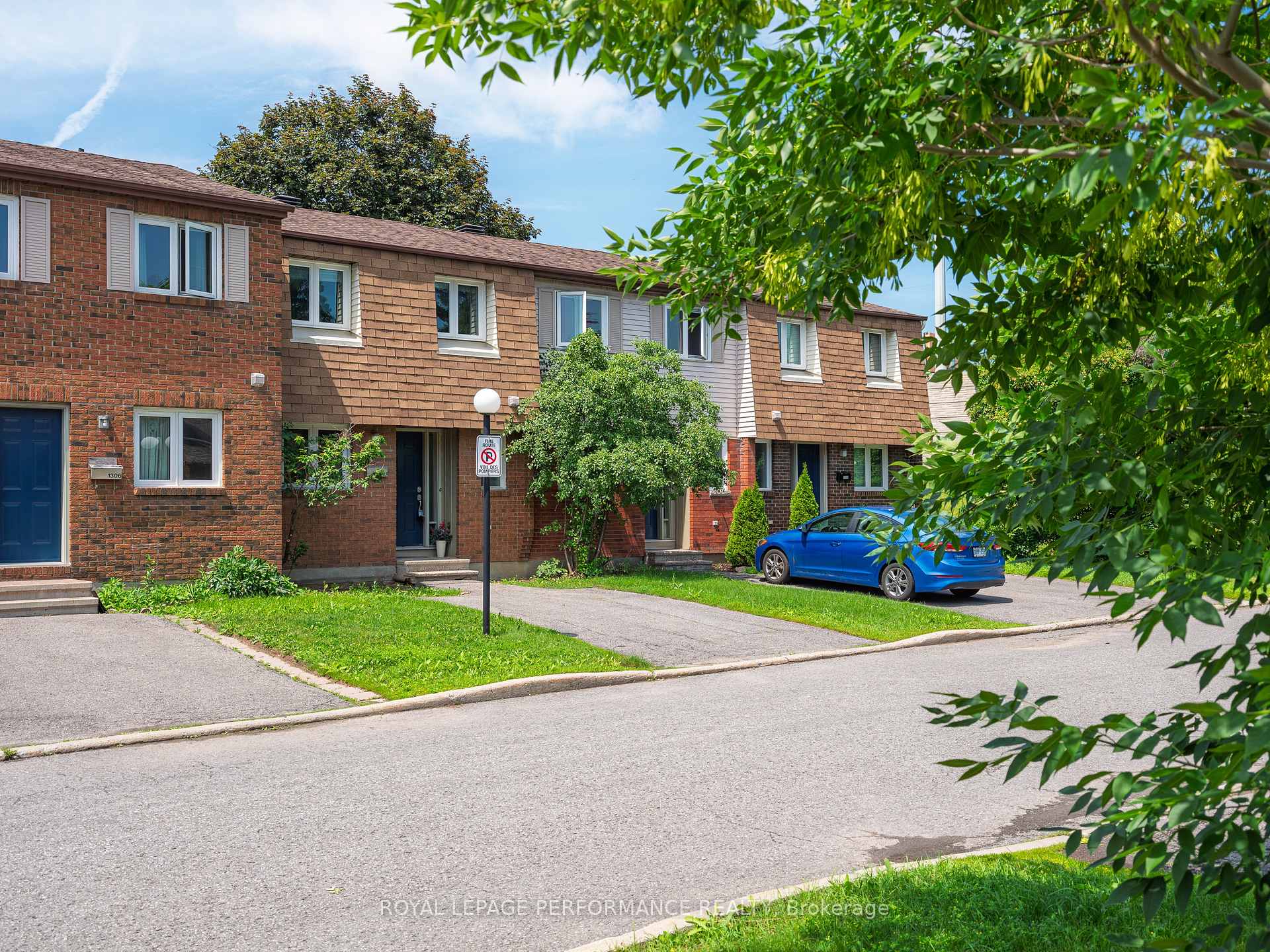 Photo 2 of Unit 16, 1304 Alness Court, Ottawa, Pineview — HOMEH