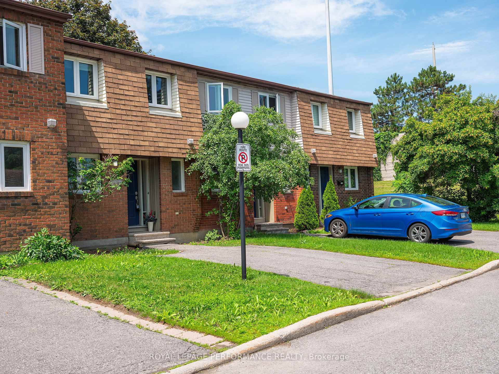 Photo 3 of Unit 16, 1304 Alness Court, Ottawa, Pineview — HOMEH