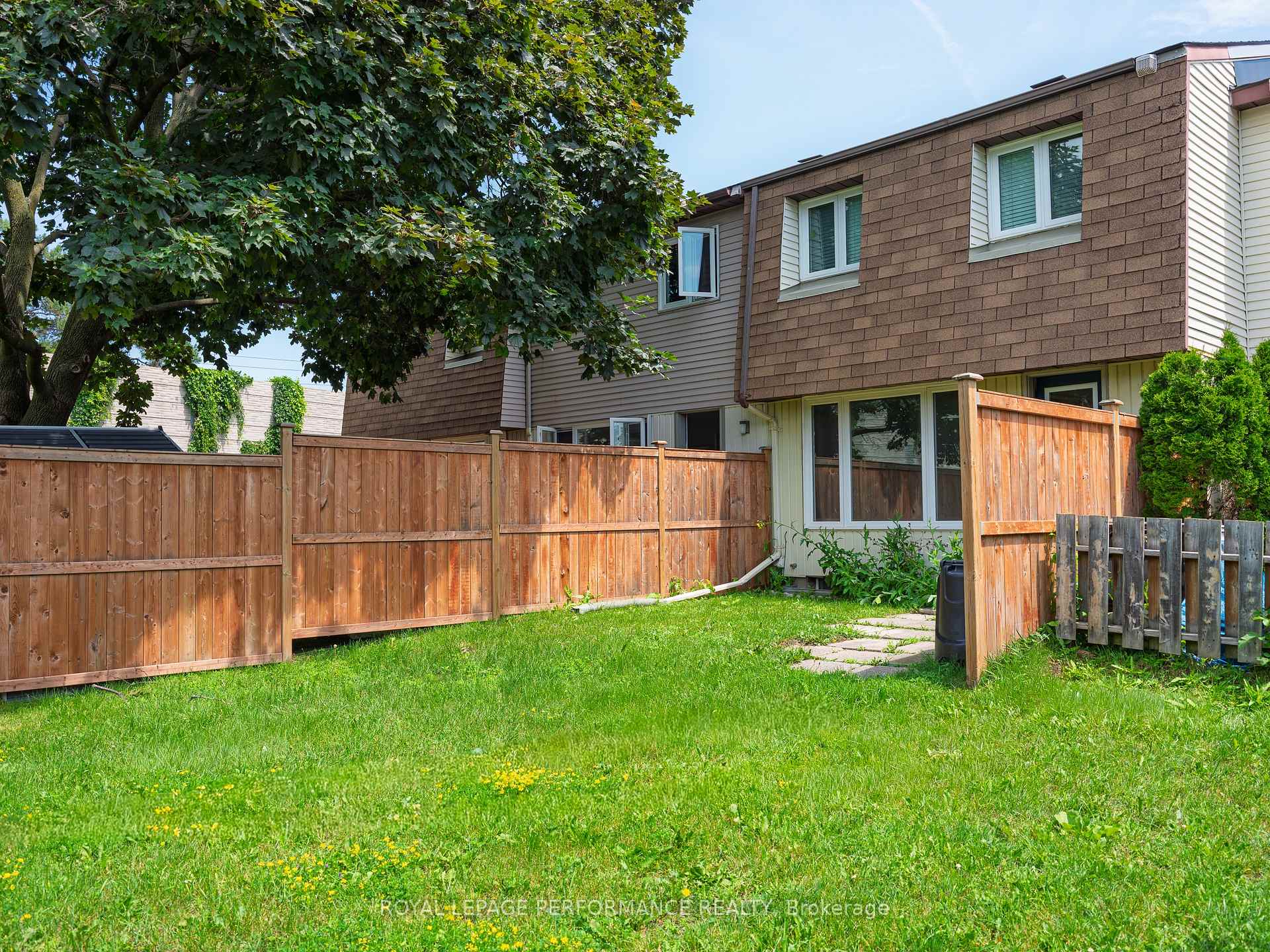 Photo 5 of Unit 16, 1304 Alness Court, Ottawa, Pineview — HOMEH