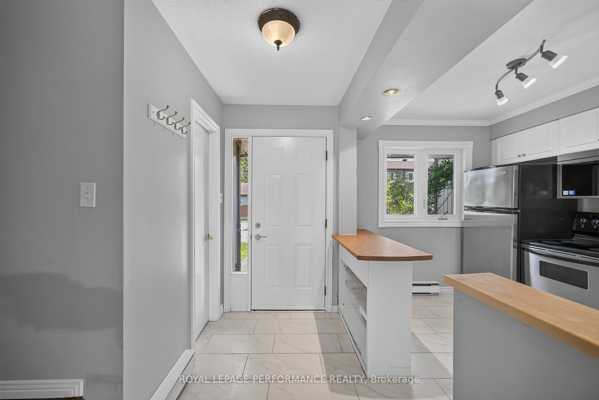 Photo 10 of Unit 16, 1304 Alness Court, Ottawa, Pineview — HOMEH