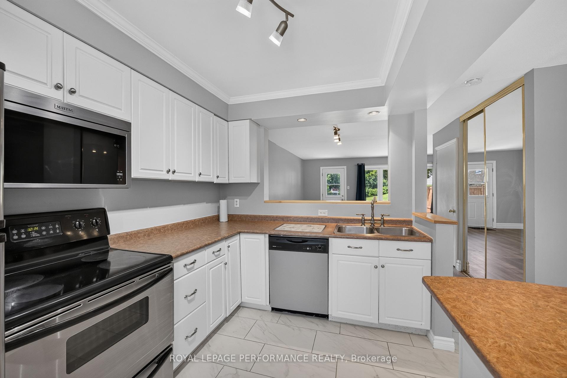 Photo 14 of Unit 16, 1304 Alness Court, Ottawa, Pineview — HOMEH