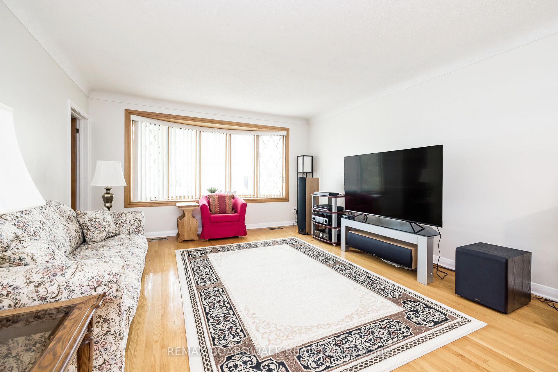 Photo 2 of 477 Edgeworth Avenue, Ottawa, Woodroffe — HOMEH