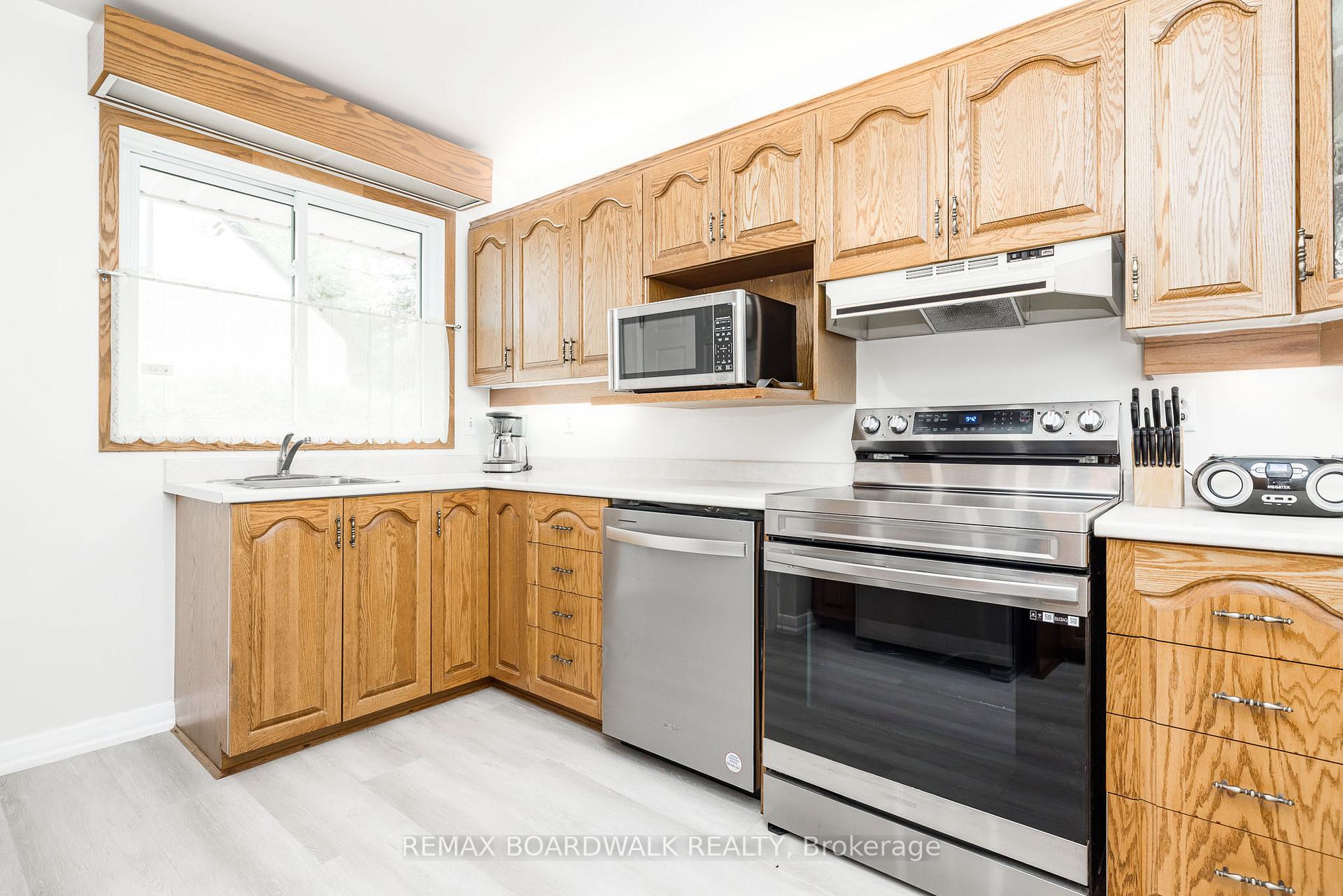 Photo 5 of 477 Edgeworth Avenue, Ottawa, Woodroffe — HOMEH